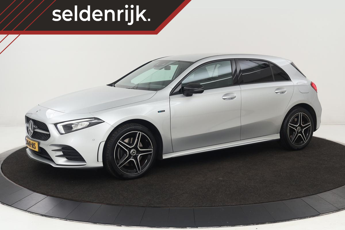 Mercedes-Benz A-Klasse 250e AMG Night | Stoelverwarming | Carplay | Widescreen | Sfeerverlichting | Camera | Leder/Alcantara | Navigatie | Full LED Mercedes-Benz A-Klasse 250e AMG Night | Stoelverwarming | Carplay | Widescreen | Sfeerverlichting | Camera | Leder/Alcantara | Navigatie | Full LED