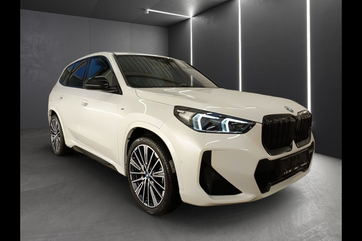 BMW iX1 xDrive30 (67 kWh) M-SPORT ** LED, BRUIN LEDER, PANORAMA, TREKH, ACC, H&K SOUND, 20-inch LMV ** 26k onder NP - EX BMW-AG ** ** INFORMEER OOK NAAR ONZE AANTREKKELIJKE FINANCIAL-LEASE TARIEVEN ** BMW iX1 xDrive30 (67 kWh) M-SPORT ** LED, BRUIN LEDER, PANORAMA, TREKH, ACC, H&K SOUND, 20-inch LMV ** 26k onder NP - EX BMW-AG ** ** INFORMEER OOK NAAR ONZE AANTREKKELIJKE FINANCIAL-LEASE TARIEVEN **