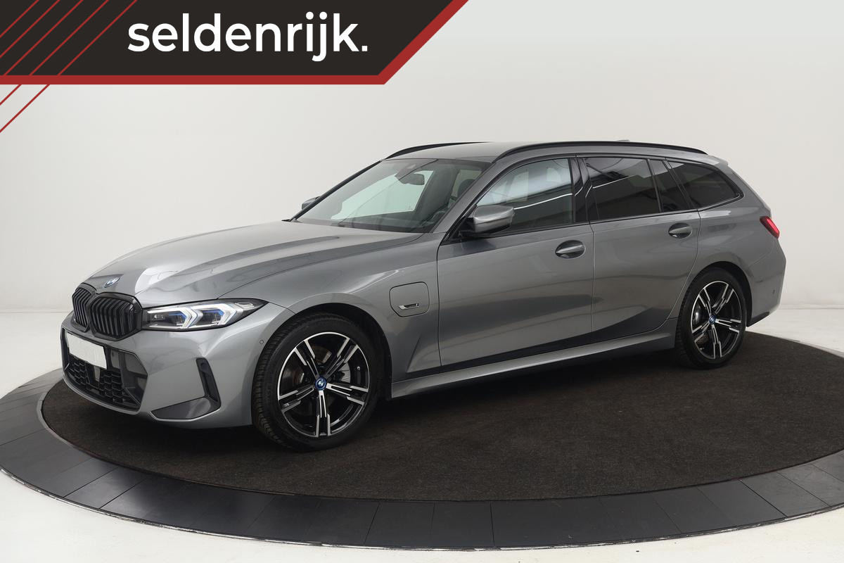 BMW 3-serie 320e M Sport | Head-Up | Stoel & stuurverwarming | Adaptive cruise | Sportstoelen | Adaptief LED | Sfeerverlichting | Camera | Carplay | Leder/Alcantara BMW 3-serie 320e M Sport | Head-Up | Stoel & stuurverwarming | Adaptive cruise | Sportstoelen | Adaptief LED | Sfeerverlichting | Camera | Carplay | Leder/Alcantara