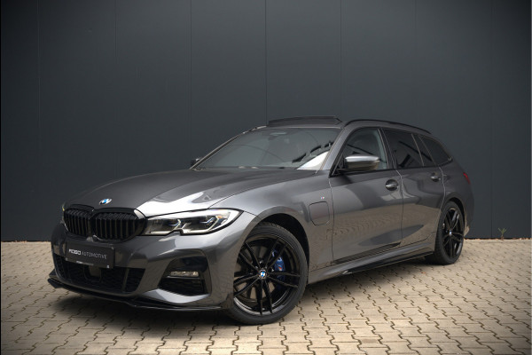 BMW 3 Serie Touring 330e xDrive High Executive M Sport | M Performance | Panoramadak | Harman Kardon | 360° Camera | Assisted Driving | Head Up Display | Stoelverwarming | Stuurverwarming | Apple Carplay | Navigatie | Adaptive Cruise Control | Am