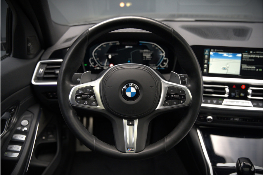 BMW 3 Serie Touring 330e xDrive High Executive M Sport | M Performance | Panoramadak | Harman Kardon | 360° Camera | Assisted Driving | Head Up Display | Stoelverwarming | Stuurverwarming | Apple Carplay | Navigatie | Adaptive Cruise Control | Am