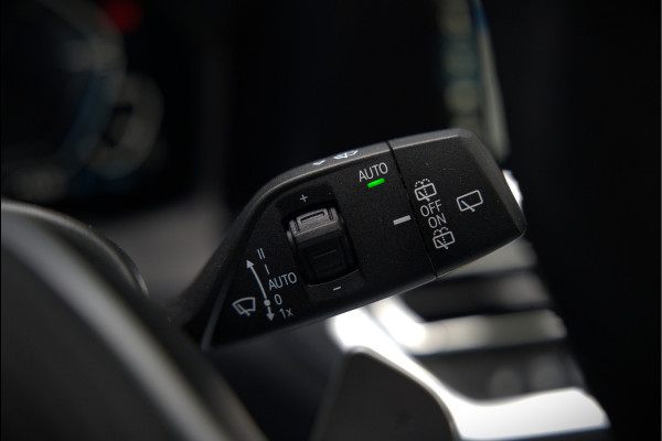 BMW 3 Serie Touring 330e xDrive High Executive M Sport | M Performance | Panoramadak | Harman Kardon | 360° Camera | Assisted Driving | Head Up Display | Stoelverwarming | Stuurverwarming | Apple Carplay | Navigatie | Adaptive Cruise Control | Am
