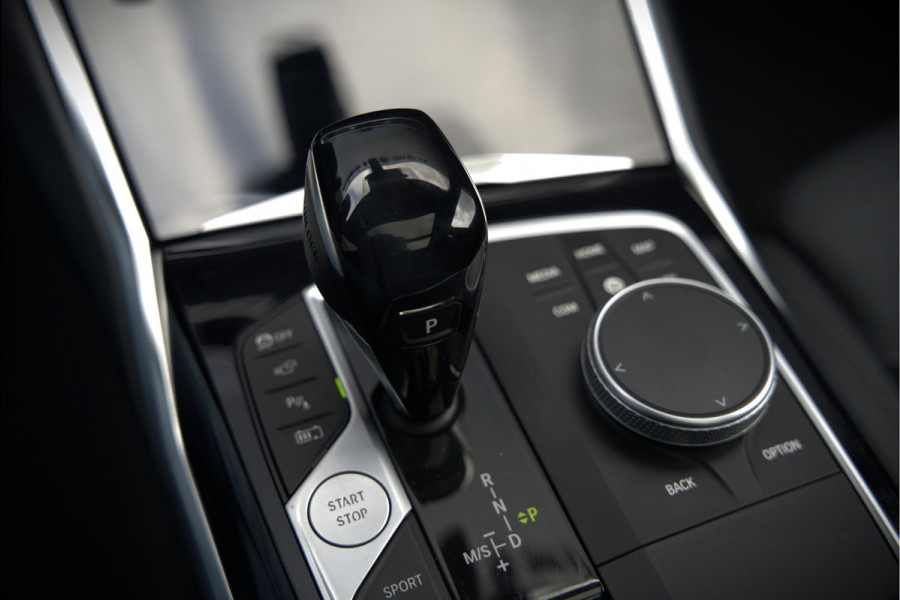 BMW 3 Serie Touring 330e xDrive High Executive M Sport | M Performance | Panoramadak | Harman Kardon | 360° Camera | Assisted Driving | Head Up Display | Stoelverwarming | Stuurverwarming | Apple Carplay | Navigatie | Adaptive Cruise Control | Am