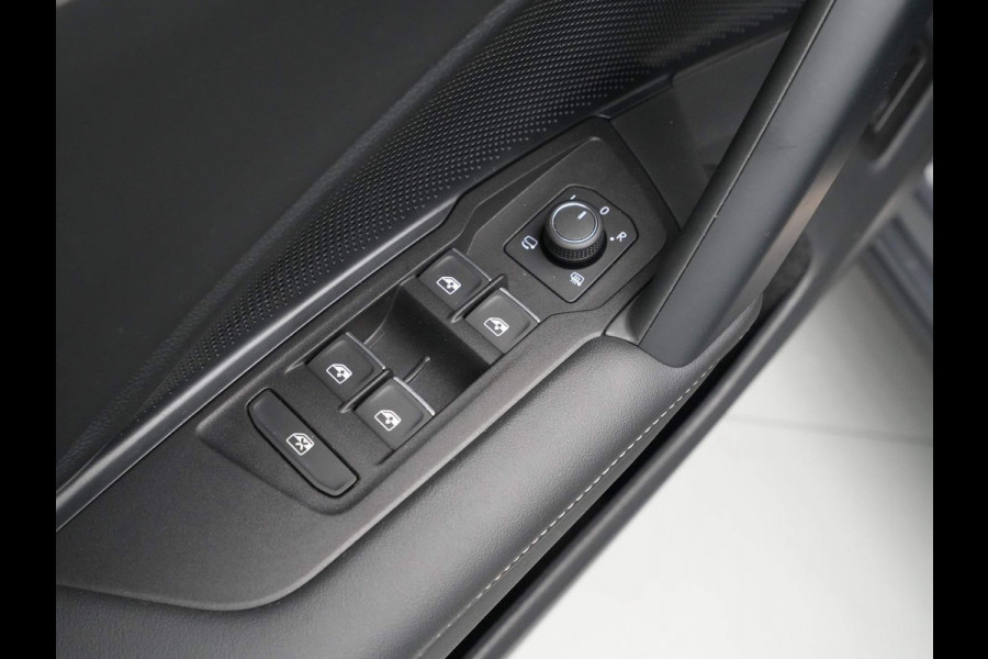 Volkswagen Tiguan 1.5 eTSI R Line Business Navigatie Camera Stoelverwarming Trekhaak