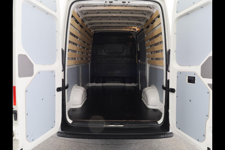 Volkswagen Crafter 35 2.0 TDI L3H3 EURO VI 140 pk Automaat (DSG) | Verlengde garantie | Navigatie | Parkeersensoren (Zijflankbescherming) | Achteruitrijcamera | Cruise control | 2 zitplaatsen rechtsvoor |