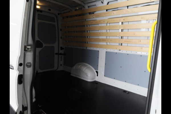 Volkswagen Crafter 35 2.0 TDI L3H3 EURO VI 140 pk Automaat (DSG) | Verlengde garantie | Navigatie | Parkeersensoren (Zijflankbescherming) | Achteruitrijcamera | Cruise control | 2 zitplaatsen rechtsvoor |