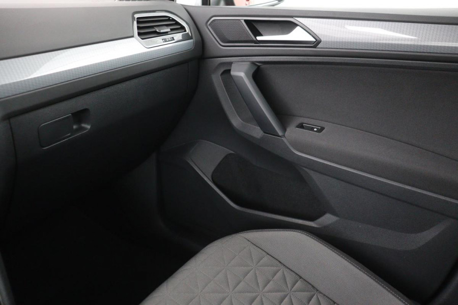 Volkswagen Tiguan 1.4 TSI eHybrid Life | Stoel & stuurverwarming | Carplay | Adaptive cruise | Full LED | Navigatie | Parkeerhulp | Active Info Display