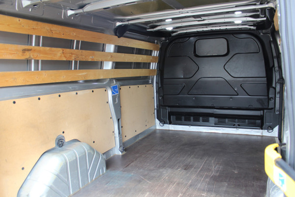 Ford Transit Custom 320 2.0-108pk TDCI L2H1 Trend. Nette Ford Transit Custom lengte 2 voor nog vele jaren werkplezier ! Airco, imperiaal