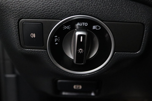 Mercedes-Benz CLA-Klasse 180 Business Solution AMG (PANORAMADAK, STOELVERWARMING, PARKEERSENSOREN, AUTOMAAT, CAMERA)