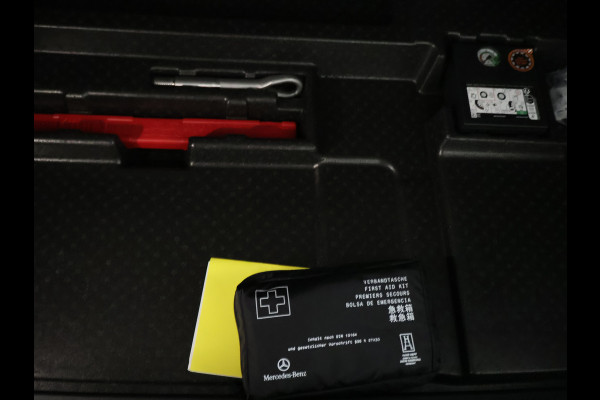 Mercedes-Benz EQB 250+ AMG Line LIMITED 71 kWh | Nightpakket | Parkeerpakket met achteruitrijcamera | KEYLESS-GO comfort pakket | EASY PACK achterklep | Premium pakket | Verwarmde stoelen vooraan | Dodehoekassistent |