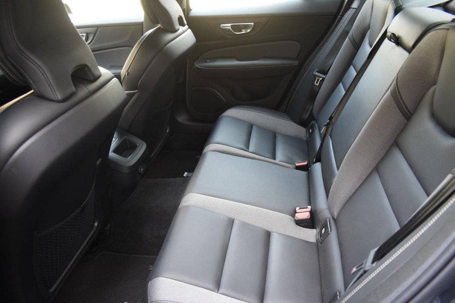 Volvo S60 B4 211PK Automaat Plus Dark / Adaptieve cruise control / Elektrische stoelen / Stoel-Stuurverwarming / Nappa Leder / Park - Pilotassist / Volvo On Call