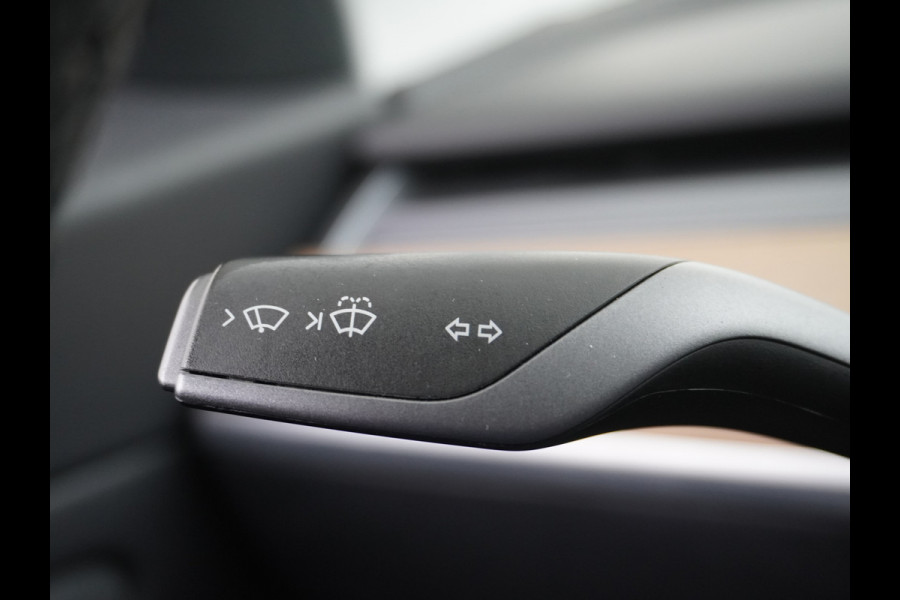 Tesla Model 3 SR+60kWh 325PK 18" AutoPilot Leer PanoDak Adaptive cruise Camera's Elektr.-Stuur+Stoelen+Spiegels+Geheugen+Easy-Entry+Verwarmde  Navi LED-a+v Comfortstoelen ACC DAB Voorverwarmen interieur via App Keyless via Telefoonsleutel One-Pedal-Drive Origineel Nederlandse auto tot 11kw laden thuis ! Garantie Accu tot  08-11-2027 max 160.000km 1584kg licht!