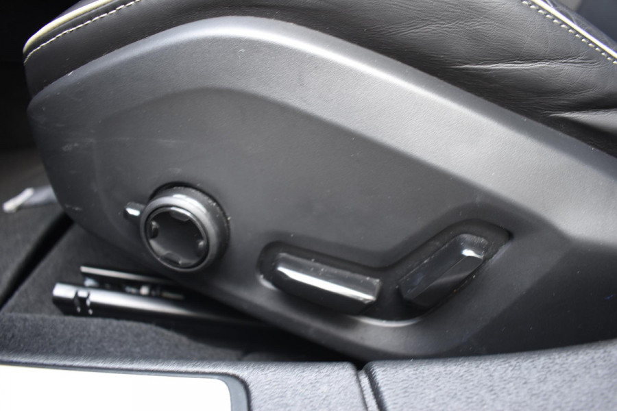 Volvo S60 B4 211PK Automaat Plus Dark / Adaptieve cruise control / Elektrische stoelen / Stoel-Stuurverwarming / Nappa Leder / Park - Pilotassist / Volvo On Call