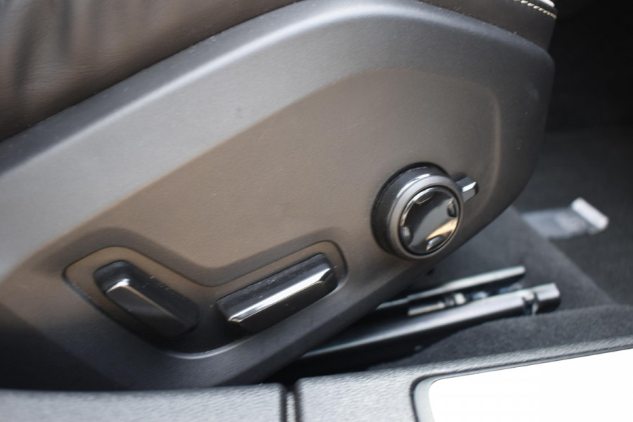 Volvo S60 B4 211PK Automaat Plus Dark / Adaptieve cruise control / Elektrische stoelen / Stoel-Stuurverwarming / Nappa Leder / Park - Pilotassist / Volvo On Call