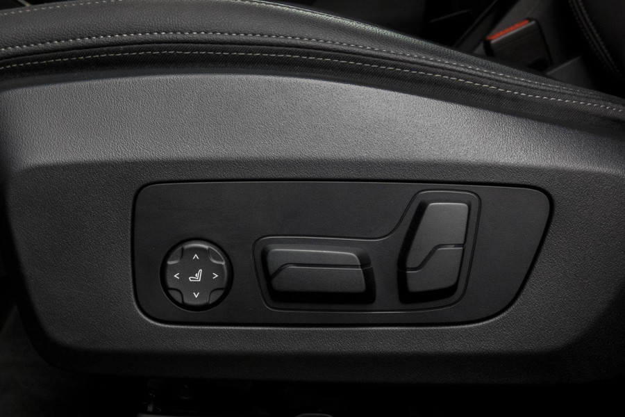 BMW X1 SDrive20i | TREKHAAK | ELEKTRISCHE VERSTAALBARE VOORSTOEL | CAMERA | LANE ASSIST