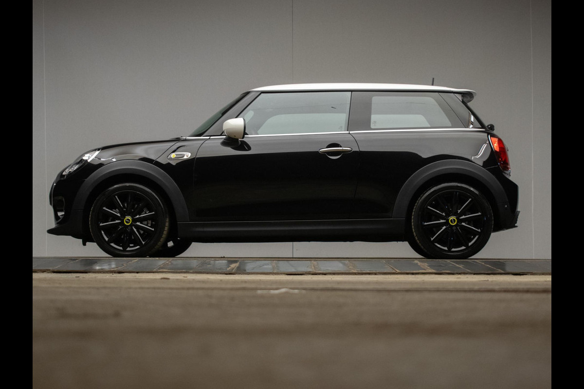 MINI Mini Electric Essential Sport 33 kWh (APPLE CARPLAY,NAVI,CRUISE,STOELVERWARMING,LED,CAMERA,PDC,KEYLESS,LM VELGEN,NETTE STAAT) MINI Mini Electric Essential Sport 33 kWh (APPLE CARPLAY,NAVI,CRUISE,STOELVERWARMING,LED,CAMERA,PDC,KEYLESS,LM VELGEN,NETTE STAAT)