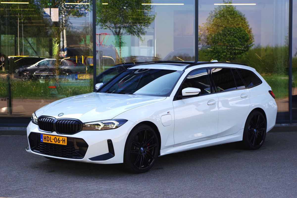 BMW 3 Serie Touring 330e 293 PK M-Sport xDrive PHEV, Panoramadak, Elek. Trekhaak, Camera BMW 3 Serie Touring 330e 293 PK M-Sport xDrive PHEV, Panoramadak, Elek. Trekhaak, Camera