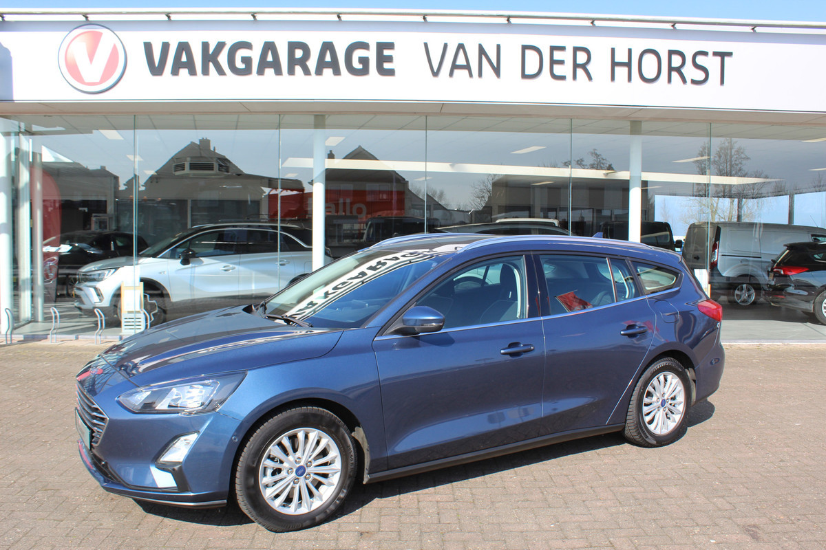 Ford FOCUS Wagon 1.0-125pk EcoBoost Mild-hybrid Titanium. Mooie, ruime, luxe en comfortabele Ford Focus wagon. Volautm. airco dual, camera, stoel-, stuur- en voorraamverw., easy entry/easy go, cruise control, Isofix, side- en lane assist, parkeersensoren v+a, LM wielen etc. Ford FOCUS Wagon 1.0-125pk EcoBoost Mild-hybrid Titanium. Mooie, ruime, luxe en comfortabele Ford Focus wagon. Volautm. airco dual, camera, stoel-, stuur- en voorraamverw., easy entry/easy go, cruise control, Isofix, side- en lane assist, parkeersensoren v+a, LM wielen etc.