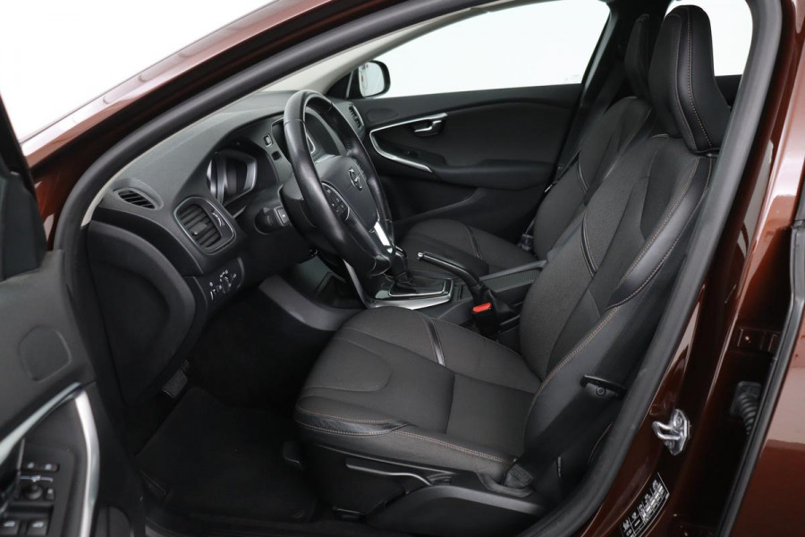 Volvo V40 Cross Country 2.0 T4 Momentum | Automaat | Stoelverwarming | Trekhaak | Camera | Full LED | Navigatie | Achterbankverwarming | Climate control