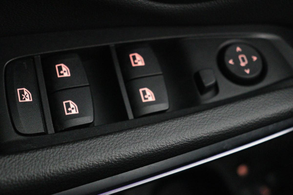 BMW 3-serie 330e Sport Line | Stoelverwarming | Carplay | Sportstoelen | Live Cockpit | Sfeerverlichting | PDC | Half leder | Navigatie | Full LED