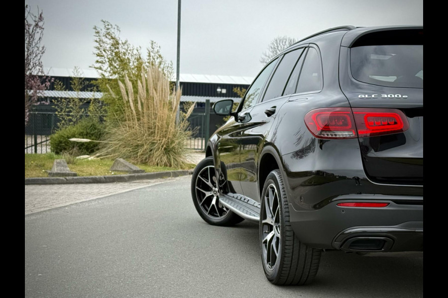 Mercedes-Benz GLC 300e 4MATIC AMG Panoramadak|Camera 360°|Sfeerverlichting|Night pakket|AppleCarplay