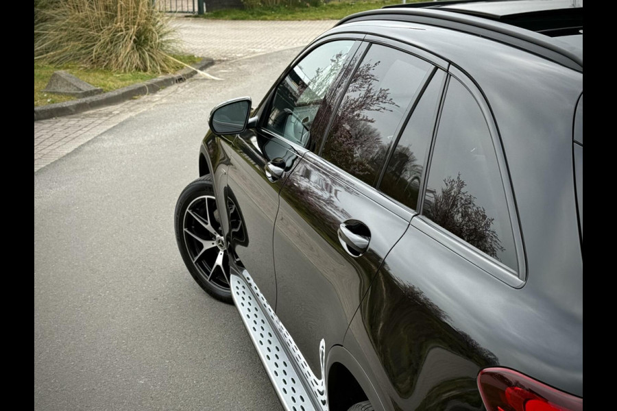 Mercedes-Benz GLC 300e 4MATIC AMG Panoramadak|Camera 360°|Sfeerverlichting|Night pakket|AppleCarplay