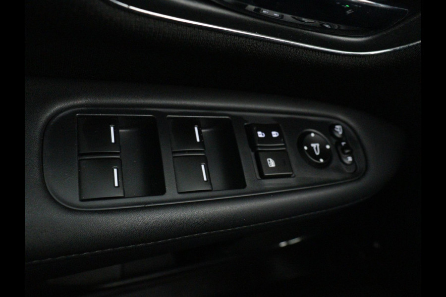 Honda HR-V 1.5 i-VTEC Executive PANO CAMERA NAVI TREKHAAK