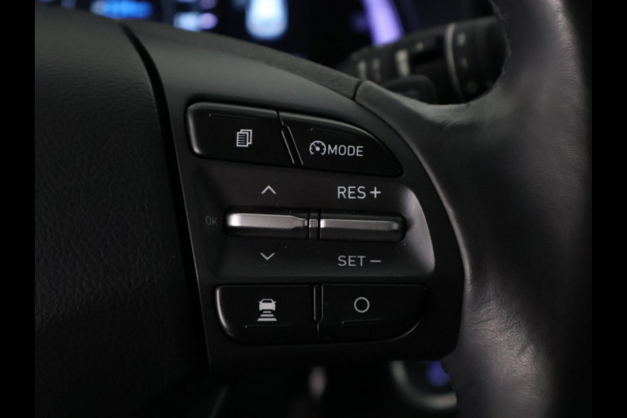 Hyundai Kona EV Premium Two-Tone 64 kWh | Accuconditie: 92% | Navigatie | Leder |