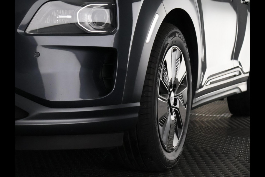 Hyundai Kona EV Premium Two-Tone 64 kWh | Accuconditie: 92% | Navigatie | Leder |