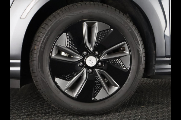 Hyundai Kona EV Premium Two-Tone 64 kWh | Accuconditie: 92% | Navigatie | Leder |