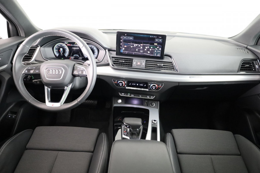 Audi Q5 55 TFSI e S edition 367 pk S-tronic | Navigatie | Panoramadak | Elektr. trekhaak | Parkeersensoren | Achteruitrijcamera | Stoelverwarming | S-Line |