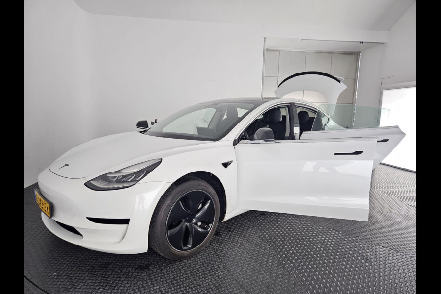 Tesla Model 3 BLACKSTYLE PANODAK STD RANGE RWD PLUS 60 kWH LEDER.NAVI.CAMERA.AUTOPILOT, STOELVERWARMING EN NOG VEEL MEER!
