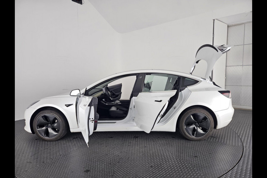 Tesla Model 3 BLACKSTYLE PANODAK STD RANGE RWD PLUS 60 kWH LEDER.NAVI.CAMERA.AUTOPILOT, STOELVERWARMING EN NOG VEEL MEER!