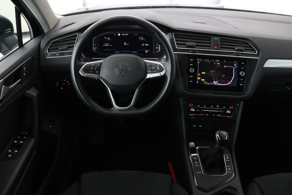 Volkswagen Tiguan 1.5 TSI Life | Stoelverwarming | Trekhaak | LED Plus | Camera | Massage | Navigatie | Adaptive cruise | Ergo Active | Navigatie | Keyless