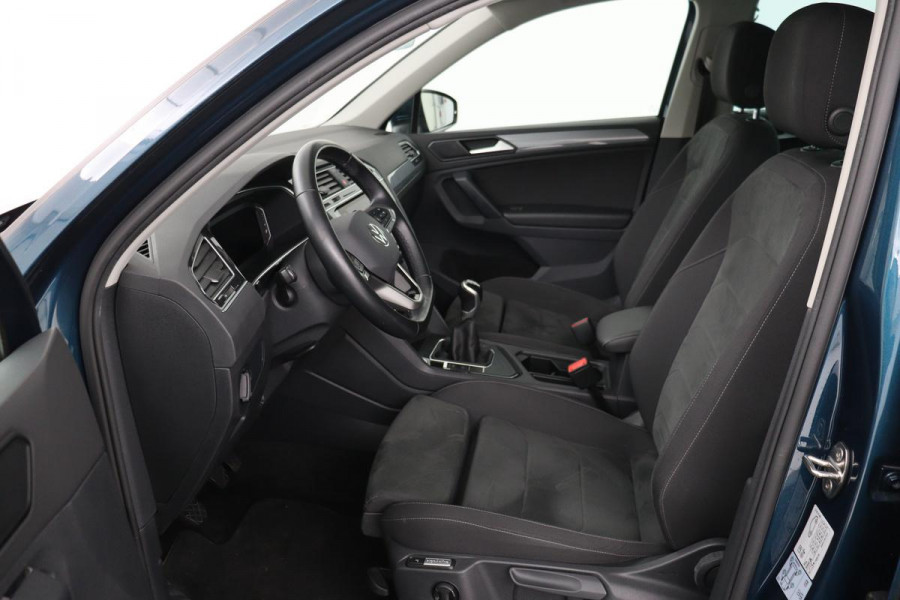 Volkswagen Tiguan 1.5 TSI Life | Stoelverwarming | Trekhaak | LED Plus | Camera | Massage | Navigatie | Adaptive cruise | Ergo Active | Navigatie | Keyless