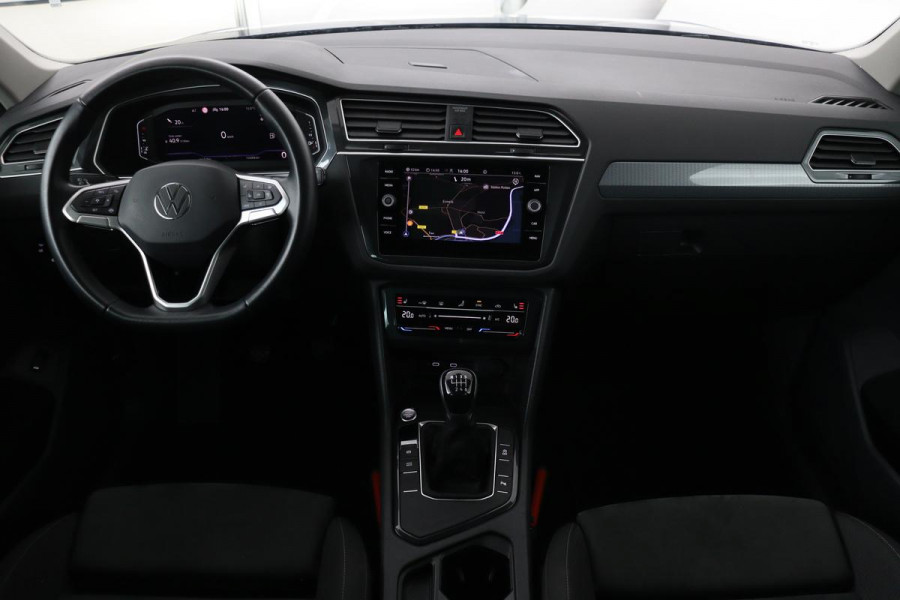 Volkswagen Tiguan 1.5 TSI Life | Stoelverwarming | Trekhaak | LED Plus | Camera | Massage | Navigatie | Adaptive cruise | Ergo Active | Navigatie | Keyless