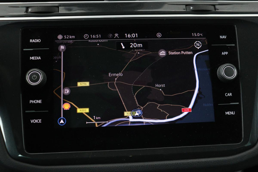 Volkswagen Tiguan 1.5 TSI Life | Stoelverwarming | Trekhaak | LED Plus | Camera | Massage | Navigatie | Adaptive cruise | Ergo Active | Navigatie | Keyless