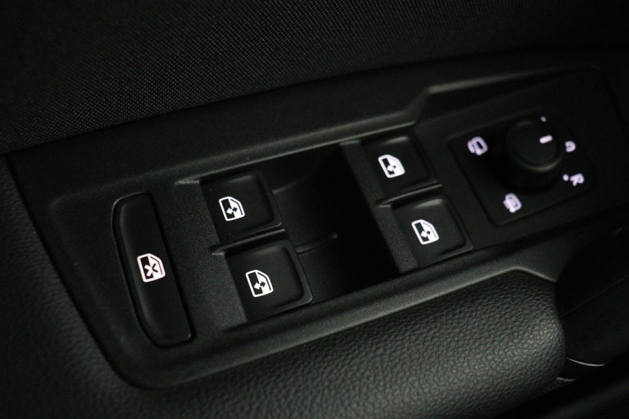 Volkswagen Tiguan 1.5 TSI Life | Stoelverwarming | Trekhaak | LED Plus | Camera | Massage | Navigatie | Adaptive cruise | Ergo Active | Navigatie | Keyless