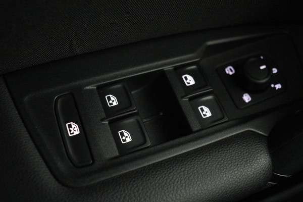 Volkswagen Tiguan 1.5 TSI Life | Stoelverwarming | Trekhaak | LED Plus | Camera | Massage | Navigatie | Adaptive cruise | Ergo Active | Navigatie | Keyless