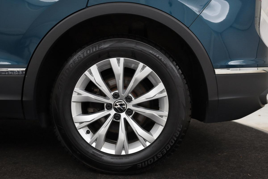 Volkswagen Tiguan 1.5 TSI Life | Stoelverwarming | Trekhaak | LED Plus | Camera | Massage | Navigatie | Adaptive cruise | Ergo Active | Navigatie | Keyless