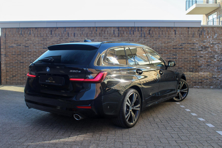 BMW 3 Serie Touring 330E XDRIVE TOURING | Pano | Camera |HUD onder andere voorzien van Panorama dak, ACC, Achteruitrijcamera, Sfeerverlichting, Dode hoek detectie, Front assist, parkeer assistent, Apple CarPlay, Head-up display, Stoelverwarming, Keyless, BMW laserlight & Elektrische trekhaak.