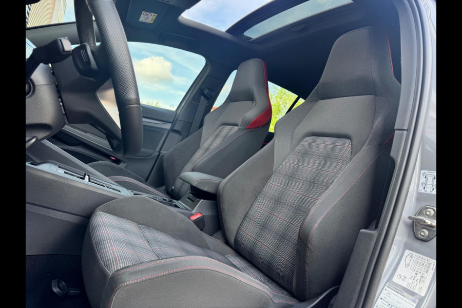 Volkswagen Golf 2.0 TSI GTI Blackstyle Pano/Trekhaak/Matrix