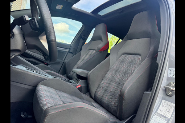 Volkswagen Golf 2.0 TSI GTI Blackstyle Pano/Trekhaak/Matrix