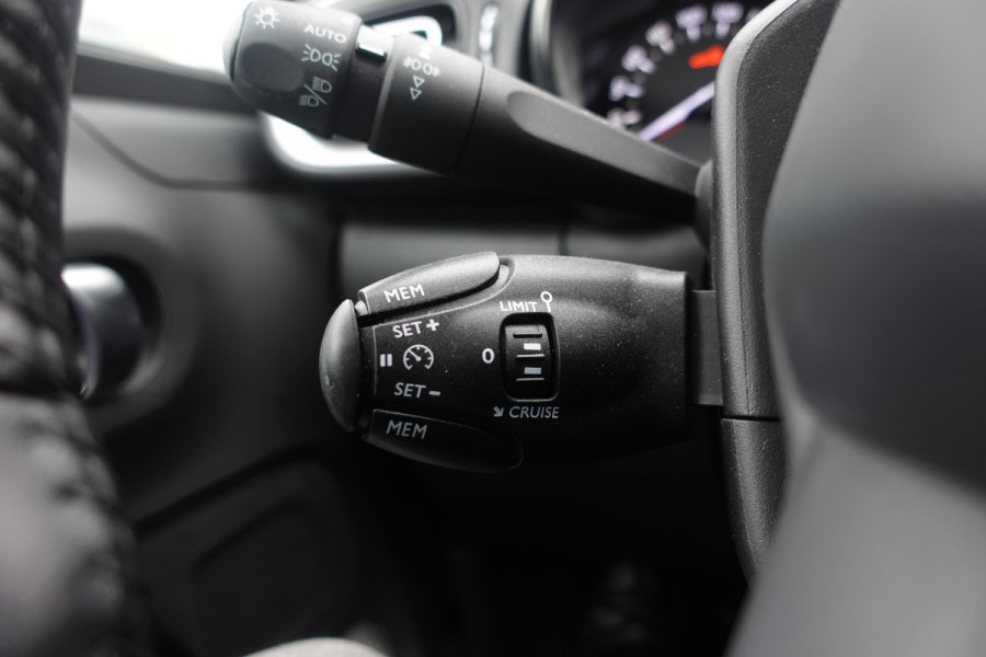 Citroën C3 1.2 PureTech 110 Shine | Automaat | Navi | Camera | Stoel vw | Dodehoek | Lage km | 12 mnd Bovag