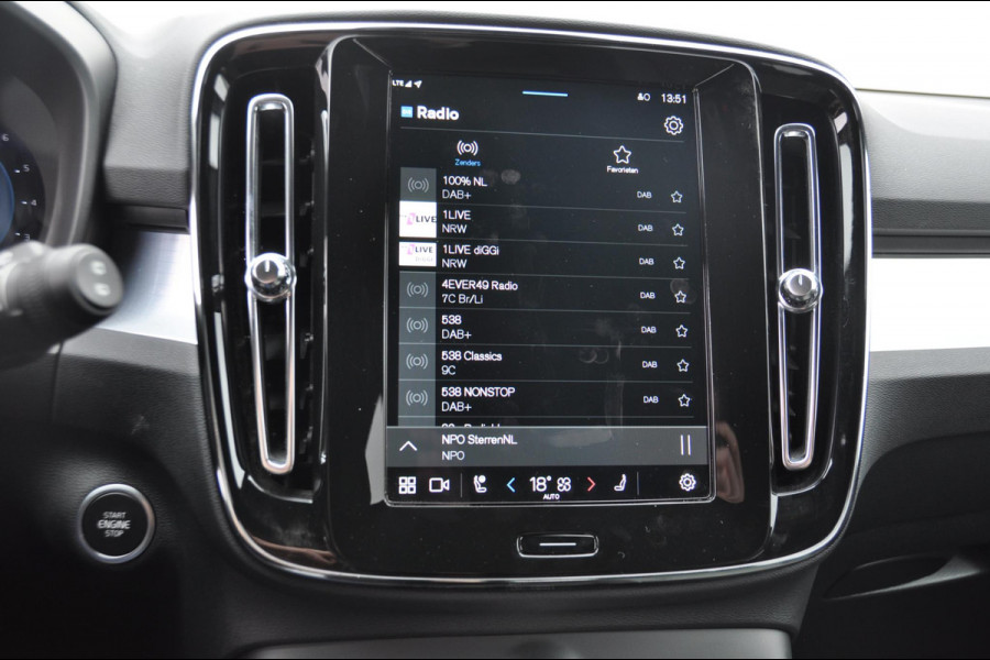 Volvo XC40 B4 211PK Automaat Plus Dark Pilot assist / Adaptive cruise control / Harman Kardon audio / BLIS / Elektrisch bedienbare voorstoelen / Stoelverwarming voor / Stuurverwarming /