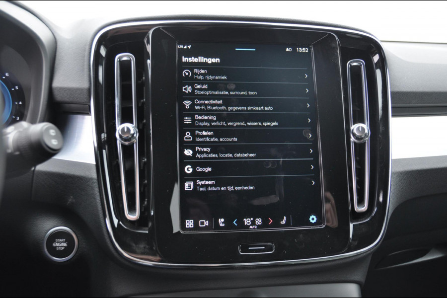 Volvo XC40 B4 211PK Automaat Plus Dark Pilot assist / Adaptive cruise control / Harman Kardon audio / BLIS / Elektrisch bedienbare voorstoelen / Stoelverwarming voor / Stuurverwarming /