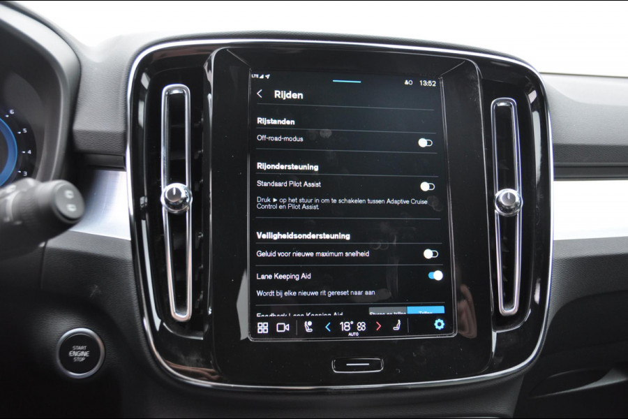 Volvo XC40 B4 211PK Automaat Plus Dark Pilot assist / Adaptive cruise control / Harman Kardon audio / BLIS / Elektrisch bedienbare voorstoelen / Stoelverwarming voor / Stuurverwarming /