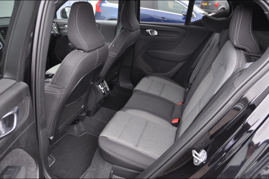 Volvo XC40 B4 211PK Automaat Plus Dark Pilot assist / Adaptive cruise control / Harman Kardon audio / BLIS / Elektrisch bedienbare voorstoelen / Stoelverwarming voor / Stuurverwarming /