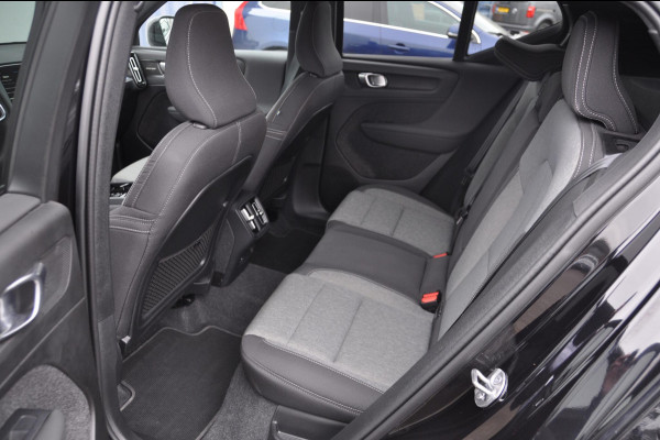 Volvo XC40 B4 211PK Automaat Plus Dark Pilot assist / Adaptive cruise control / Harman Kardon audio / BLIS / Elektrisch bedienbare voorstoelen / Stoelverwarming voor / Stuurverwarming /