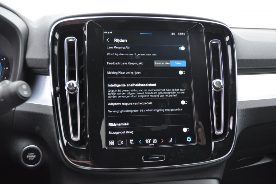 Volvo XC40 B4 211PK Automaat Plus Dark Pilot assist / Adaptive cruise control / Harman Kardon audio / BLIS / Elektrisch bedienbare voorstoelen / Stoelverwarming voor / Stuurverwarming /